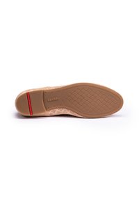 Chaussure perforée beige avec une semelle en caoutchouc texturée, présentant une bande d'accent rouge et un profil de semelle à motifs pour une meilleure adhérence.