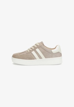 Beżowy zamszowo-skórzany sneaker niskiego kroju z białą podeszwą, białymi podwójnymi paskami po bokach oraz beżowymi sznurówkami.