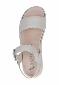 Světlé šedé kožené sandály s širokým páskem přes prsty a nastavitelným páskem kolem kotníku. Měkká béžová stélka, plochá podrážka.