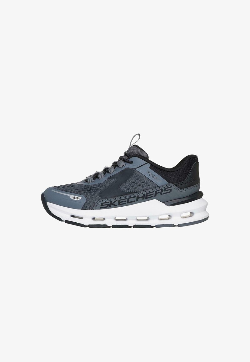 Chaussure de sport Skechers en gris foncé et noir en mesh, avec une semelle intermédiaire blanche, une tige texturée et un logo audacieux sur le côté.