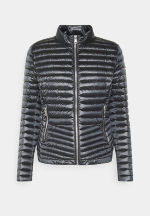 Musta puhvitakkia, jossa on vetoketjusulku, pehmustettu muotoilu, korkea kaulus ja kaksi sivu zip-taskua. Varustettu vaakasuoralla tikkausmuotoilulla eristystä varten.