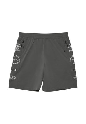 Mand stående iført lysegrå langærmet skjorte med tekst, mørkegrå shorts, hvide sokker og grå atletiske sko mod en hvid baggrund.