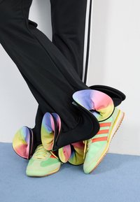 Valitud, semi green spark/solar orange/off white