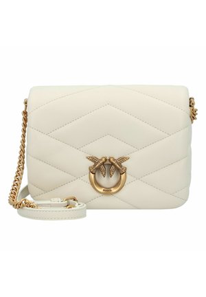Borsa a tracolla in pelle color crema trapuntata con dettagli in metallo dorato e motivo a uccello. Caratterizzata da una tracolla a catena e chiusura a scatto magnetico.