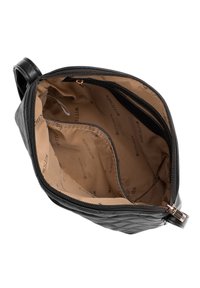 Borsa nera in pelle trapuntata con interni beige. Presenta un compartimento principale con zip e diversi scomparti per l'organizzazione.