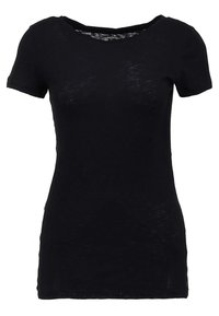 Czarny t-shirt z krótkim rękawem, wykonany z lekkiego, teksturowanego materiału, z szerokim dekoltem w serek i lekko dopasowanym krojem.