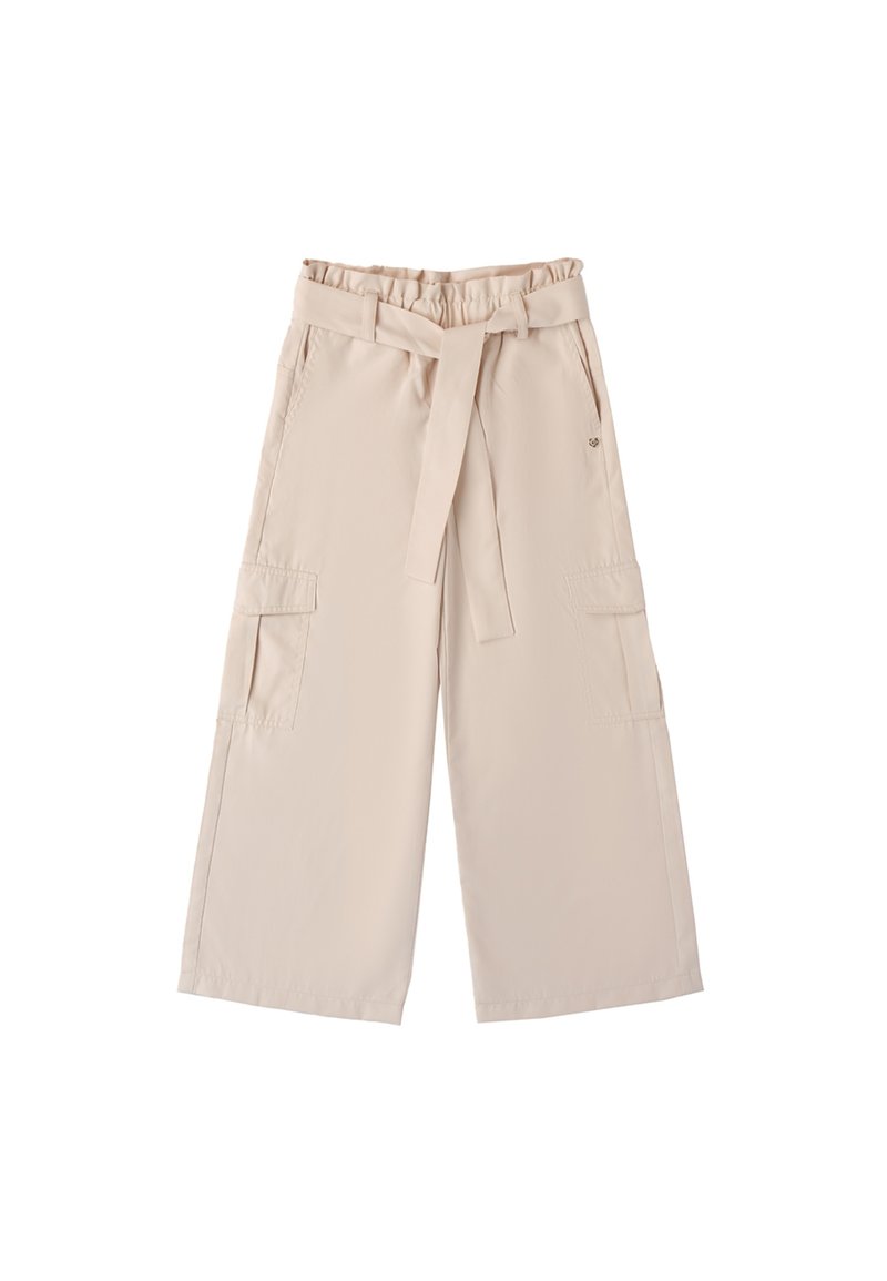 Beżowe spodnie cargo o szerokich nogawkach z elastycznym pasem, sznurkiem i dwiema bocznymi kieszeniami. Gładka tekstura i luźny krój.