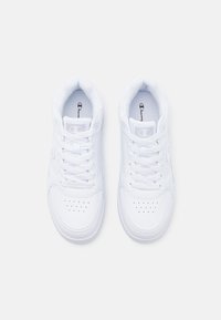 Fehér bőr sneaker, kerek orral, perforált díszítéssel, lapos fűzőkkel, valamint logóval az oldalon és a nyelvén. Simább textúra.