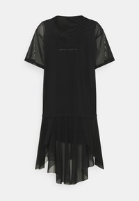 Svart klänning med korta genomskinliga ärmar, rund halsringning och en flerlagrig nederkant som har plisserad och flödande tyg.