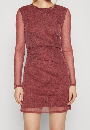 Rotes, figurbetontes Kleid mit langen, durchsichtigen Ärmeln. Aus strukturiertem, glitzerndem Stoff gefertigt, mit einem drapierten Design und einem runden Ausschnitt.
