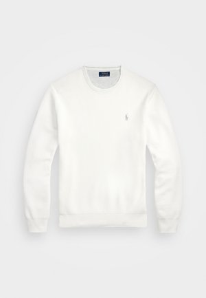 Hvit genser laget av bomullsblanding, med rund hals, lange ermer og en liten brodert logo på venstre bryst.