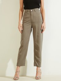 Pantalones de talle alto color caqui con pierna ancha, bolsillos frontales y cierre de botón simple, combinados con tacones estampados. Textura de tela suave.