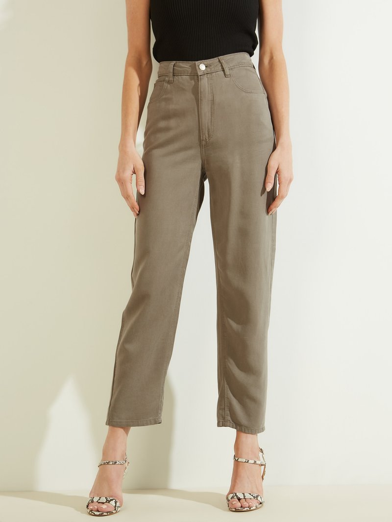 Pantalones de talle alto color caqui con pierna ancha, bolsillos frontales y cierre de botón simple, combinados con tacones estampados. Textura de tela suave.