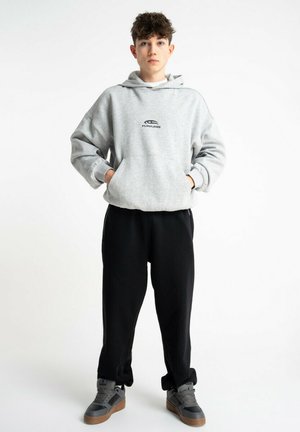 - Spodnie treningowe