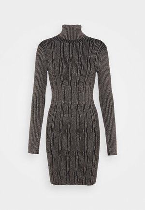 Robe col roulé à manches longues en maille côtelée avec motifs torsadés verticaux dans des tons gris foncé et noir, silhouette ajustée.