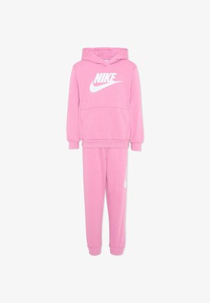 Roze tweedelig set met een hoodie en joggingbroek, met wit Nike-logo op de borst en linkerpijp, ontworpen voor casual gebruik.