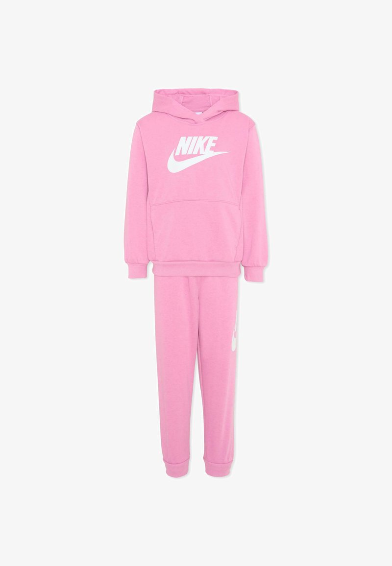 Roze tweedelig set met een hoodie en joggingbroek, met wit Nike-logo op de borst en linkerpijp, ontworpen voor casual gebruik.