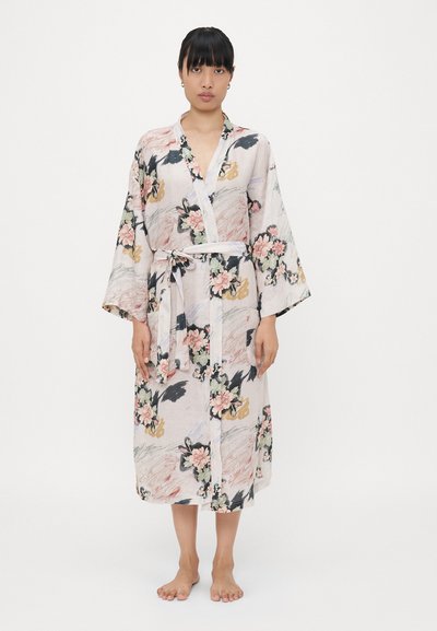 Blomster kimono-lignende morgenkåbe i blødt, letvægtigt stof. Har en pastelfarvepalet, brede ærmer og et bindebælte i taljen.