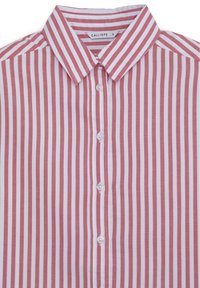 Weißes und rotes, vertikal gestreiftes Hemd mit Kragen und weißen Knöpfen an der Vorderseite sowie einem Markenlabel im Kragen.
