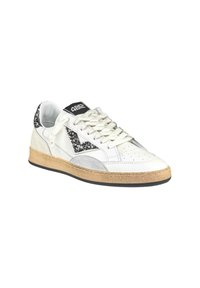 Sneaker bianco con accenti di glitter neri, dettagli in suede grigio testurizzato, pelle perforata e suola in gomma beige. I lacci sono di colore chiaro.