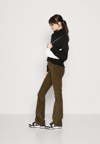 ONLY ONLMARY GLOBAL FLARED  - Broek - olive night