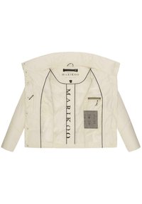 Veste légère de couleur crème avec un design matelassé, présentant un logo en évidence, des accents noirs et une poche intérieure avec des instructions d'entretien.
