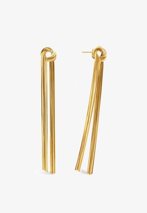 Boucles d'oreilles ton or avec plusieurs fines chaînes suspendues d'une boucle torsadée, conçues comme des clous d'oreilles avec tige à l'arrière.