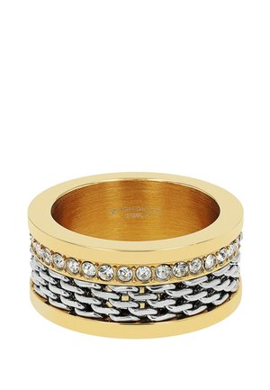 Bague dorée avec une rangée de cristaux clairs et deux chaînes argentées tressées entourant l'anneau.