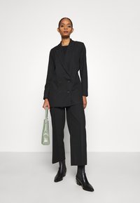 JUST FEMALE WATSON - Casaco curto - black