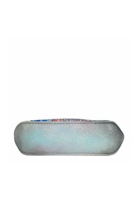 Grijze leren tas met een gladde textuur, voorzien van een kleurrijke patroon op de bovenkant en afgewerkte randen. Het heeft een slanke, langwerpige vorm.