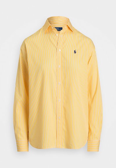 Camisa de manga longa amarelo às riscas com colarinho abotoado, apresentando um logo de polo azul em contraste, feita de tecido leve.