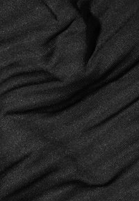 Zwarte gestructureerde stof met subtiele ribbels en een lichte glans, met een gladde, zachte oppervlakte en zachte plooien die een dynamisch uiterlijk creëren.