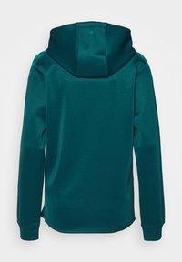 Sweatshirt à capuche de couleur teal, avec une texture lisse, des manches longues et des rayures contrastantes sur les épaules.