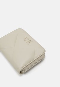Calvin Klein QUILT MEDIUM ZIP AROUND WALLET - Portemonnee - stoney beige