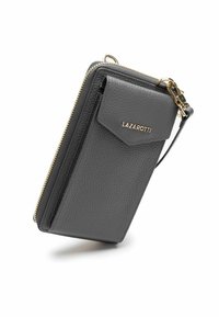 Billetera de cuero gris con acabado texturizado, herrajes dorados, cierre con cremallera y correa para la muñeca desmontable. Tapeta frontal con letras de la marca.