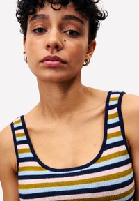 Gestreepte tanktop met marineblauwe, groene, roze en blauwe horizontale strepen. Zachte textuur met een ronde halslijn en brede schouderbanden.
