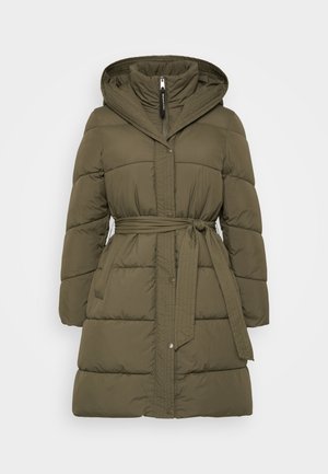 Giubbotto imbottito verde oliva con cappuccio, vita cintrata, chiusura a bottoni a pressione e design trapuntato. Presenta due tasche laterali.