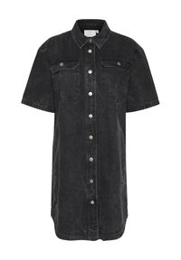 Vestido de camisa de mezclilla negra con mangas cortas, cierre frontal de botones, dos bolsillos en el pecho y un dobladillo ligeramente curvado. Textura desgastada y botones metálicos.