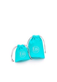 Du dujų spalvos raištelių maišeliai iš minkštos medžiagos, puoštos sidabriniais akcentais ir priekiniame šone esančiu logotipu „Elli“. Vienas maišelis mažesnis už kitą.