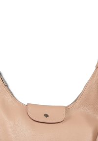 Sac à épaule en cuir beige avec une finition texturée, une forme courbée, une fermeture éclair et un détail de poche pressionnée à l'avant.