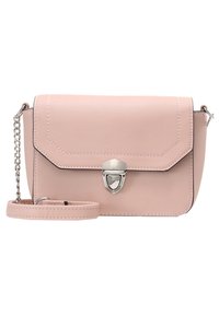 Světle růžová kožená kabelka přes rameno s klopou, stříbrným kováním a řetízkovým popruhem. Má prošité okraje a obdélníkový tvar.