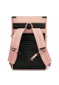 Zaino rosa e nero con tessuto texture, spallacci regolabili e un design del logo nero prominente sul pannello posteriore.