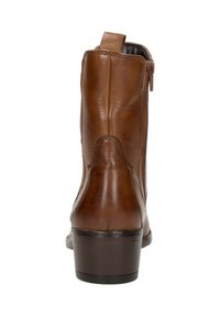 Bruine leren enkellaars met een zijrits, ronde neus en een lage blokhak. Gladde textuur met subtiele stikseldetails.