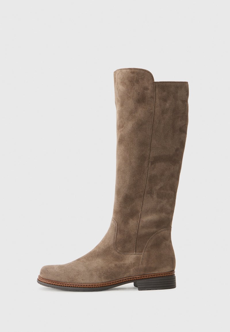 Bota de ante marrón hasta la rodilla con una textura suave, puntera redondeada, detalles de costura y un tacón bajo y apilado.