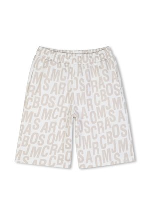 Shorts à taille élastique blanche avec un imprimé beige répétitif de lettres disposées en motif éparpillé.