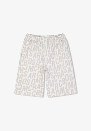 Shorts à taille élastique blanche avec un imprimé beige répétitif de lettres disposées en motif éparpillé.