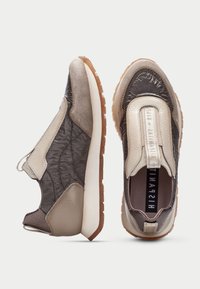 Baskets slip-on avec un mélange de matériaux gris et beige, des accents en cuir texturé, des panneaux latéraux élastiques et une semelle en caoutchouc.