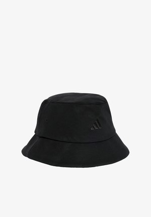 Schwarzer Bucket Hat aus Stoff, mit einer breiten, weichen Krempe und einem geprägten Logo an der Seite. Einfaches, nahtloses Design in einfarbig.
