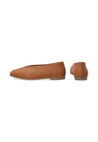 Hnědé kožené baletní flat boty s kulatou špičkou a nízkým dřevěným podpatkem. Hladký povrch s minimalistickým designem, bez viditelných ozdob.