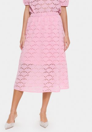 Roze kanten midi-rok met een geschulpte patroon, elastische tailleband en vloeiende ontwerp. Gecombineerd met glanzende, puntige hakken.